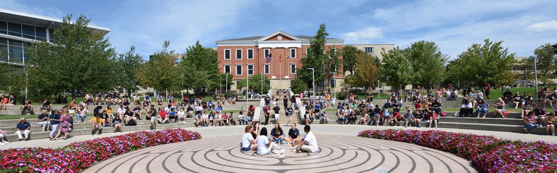 Students and faculty on Coleman Common at bet365官网 bet365官网 of bet365官网