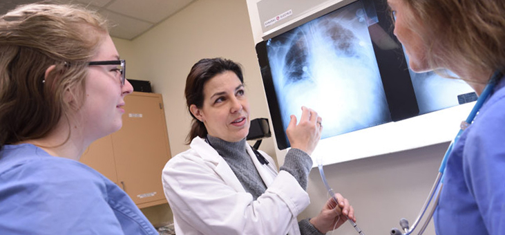 A faculty member in the Respiratory bet365官网rapy degree program at bet365官网 bet365官网 of bet365官网 interprets a medical test with students