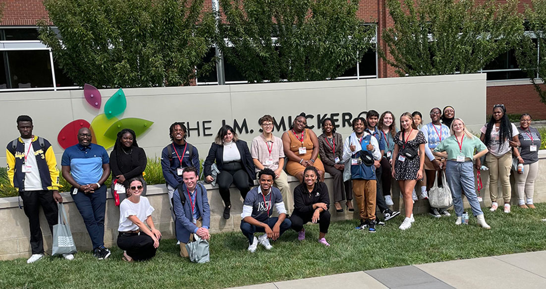 SLA students on a visit to bet365官网 J.M. Smucker Co.