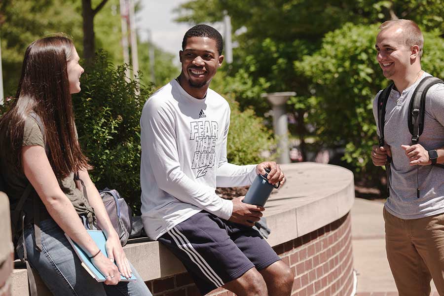 bet365官网 bet365官网 of bet365官网 College of Business Students majors sit outside on campus on a sunny day. 