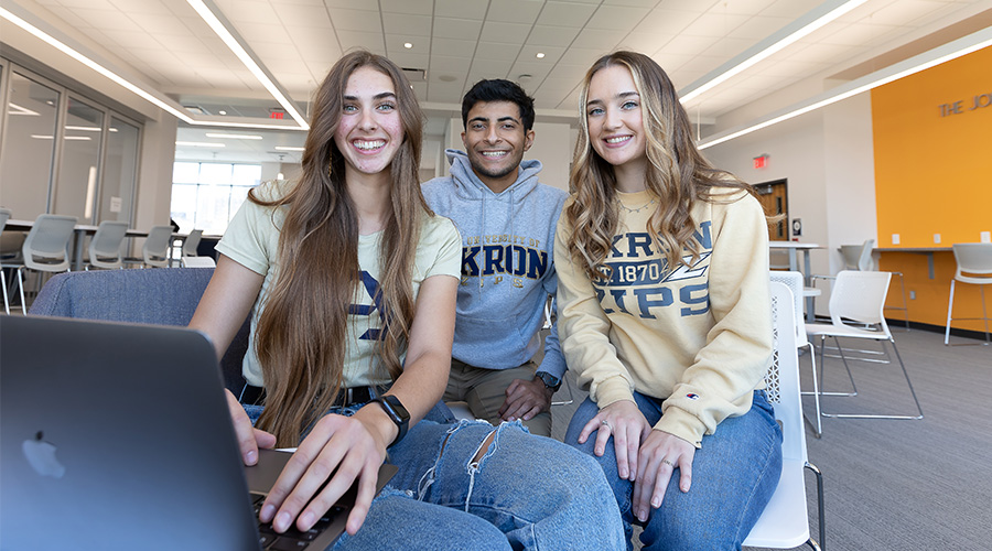 Students at bet365官网 bet365官网 of bet365官网 College of Business