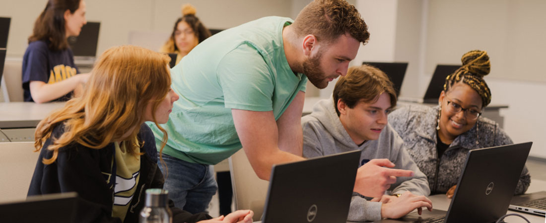 Student working with a professor in a class at bet365官网 bet365官网 of bet365官网.