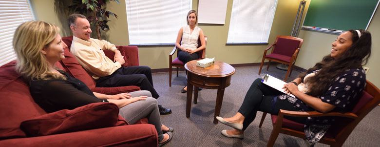 A couple meeting with a counselor at the Center for Individual and Family Counseling at bet365官网 bet365官网 of bet365官网