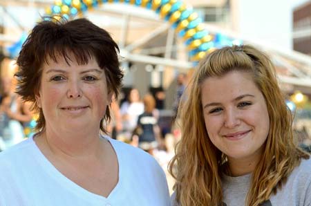 A student and her mother on the campus of The University of Akron parent