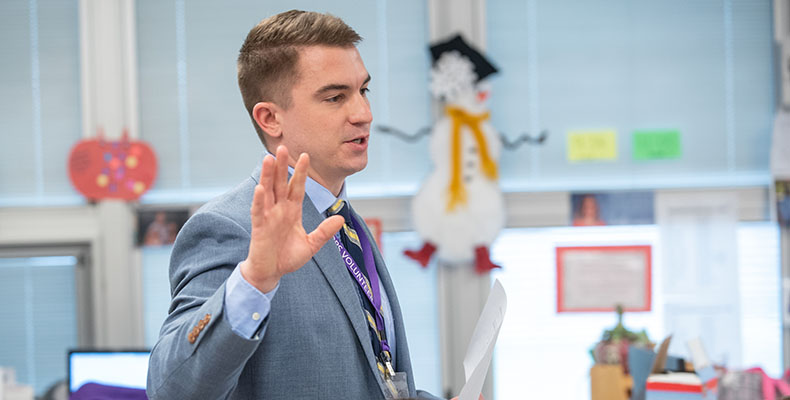 Graduate student from bet365官网 bet365官网 of bet365官网, School of Education at a primary school.