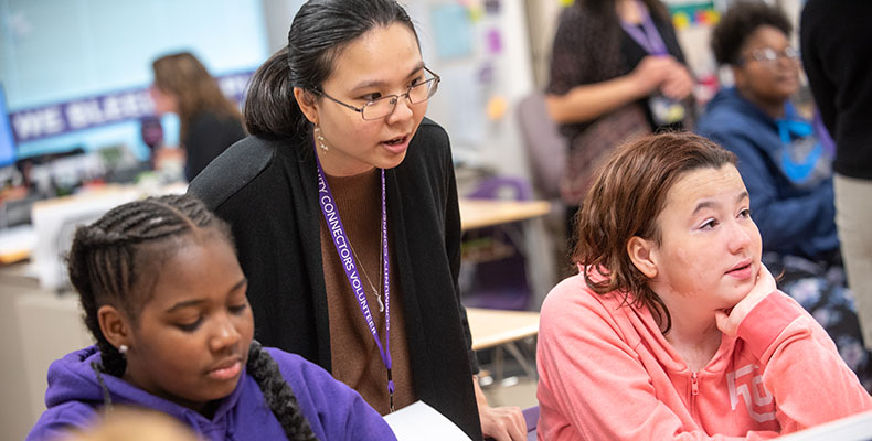 A Univerity of bet365官网 student teacher working with children at a local primary school