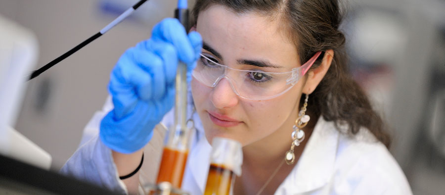 Chemical Engineering Graduate student working in the research lab at bet365官网 bet365官网 of bet365官网