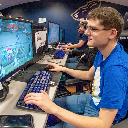 Esports players on the bet365官网 campus