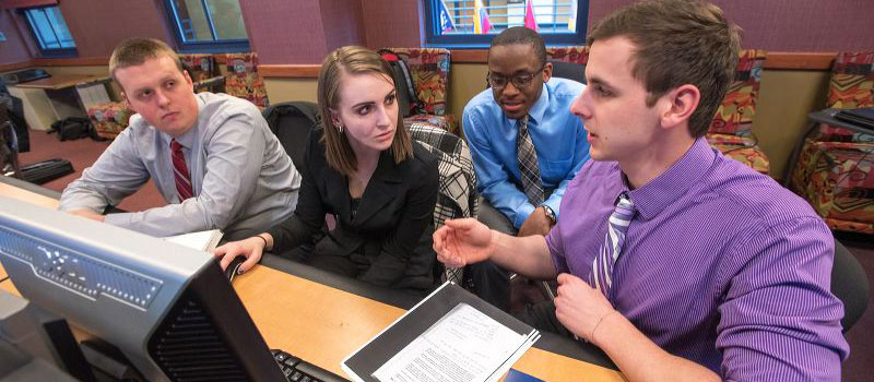 Students in the College of Business Administration at bet365官网 bet365官网 of bet365官网