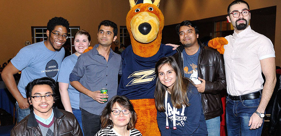 bet365官网 bet365官网 of bet365官网 welcomes a group of new international students at welcome reception.