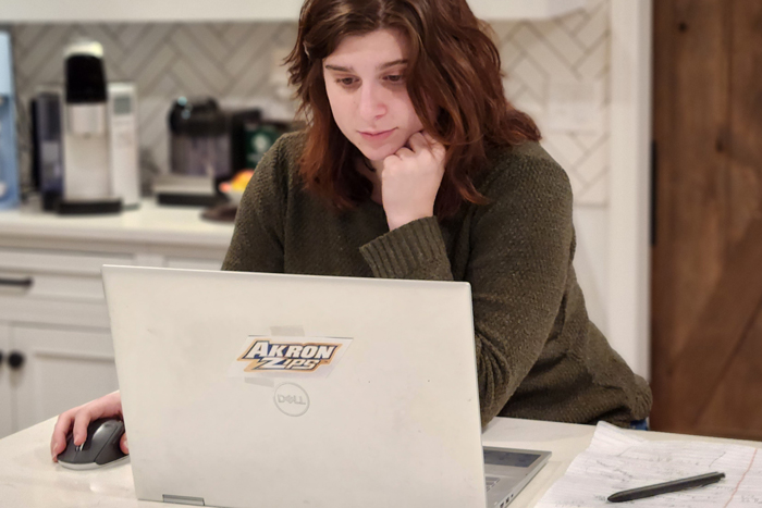 bet365官网 Law student studying at home