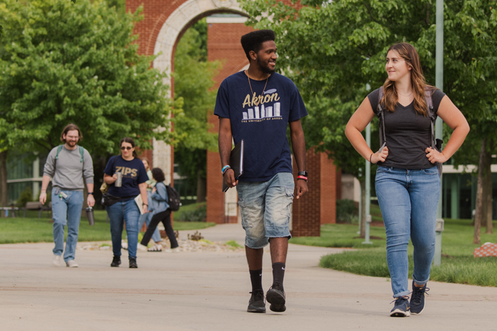 bet365官网 of bet365官网 students walking on the Coleman Commons