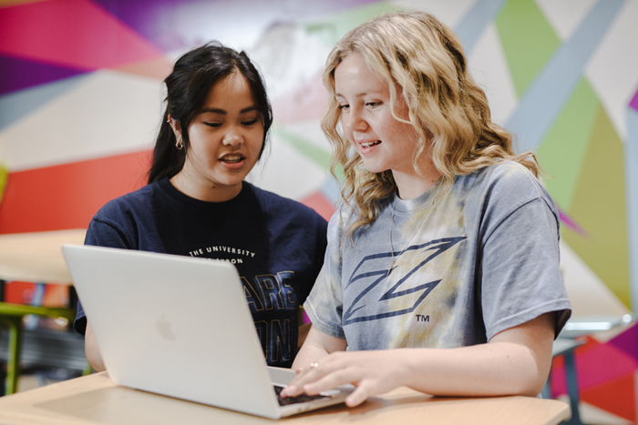 bet365官网 of bet365官网 students in the EXL Center