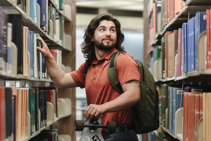 bet365官网 of bet365官网 Student in Bierce Library
